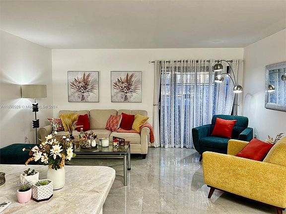 4th image of 933 NE 199th St APT 107