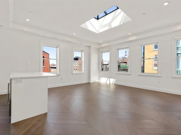 112 Myrtle St, Boston, MA 02114