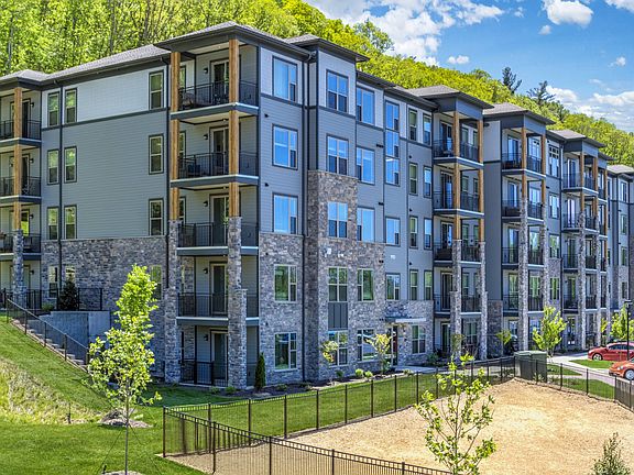 3rd image of 1040 Enclave Piney Ln #4-102