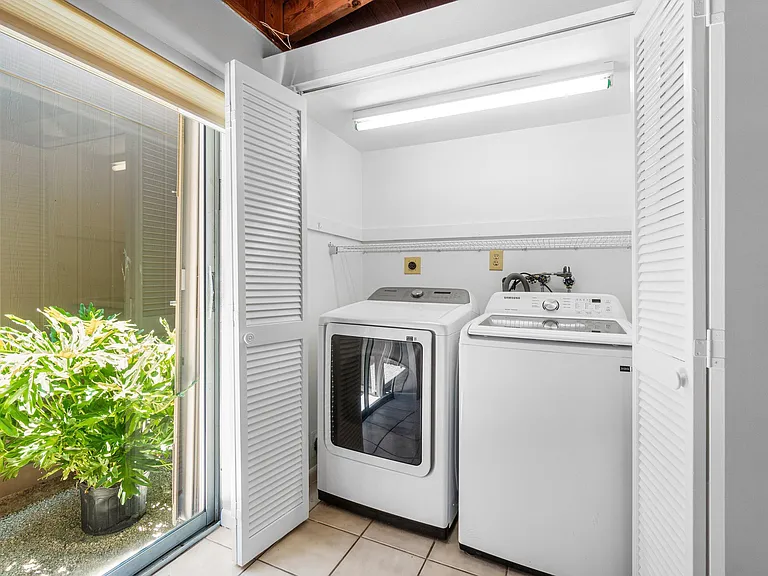 1051 SW 21st St — Photo 36