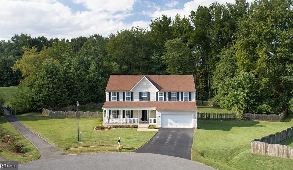 ATTRACTIVE COLONIAL IN CUL-DE-SAC & BACKS TO WOODS