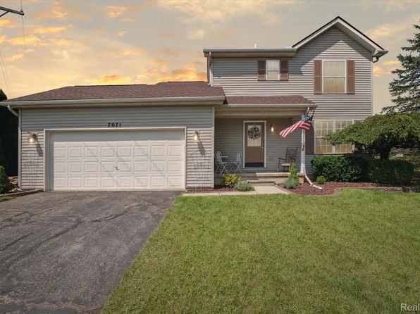 7071 Huron Park Ct, Brighton, MI 48116