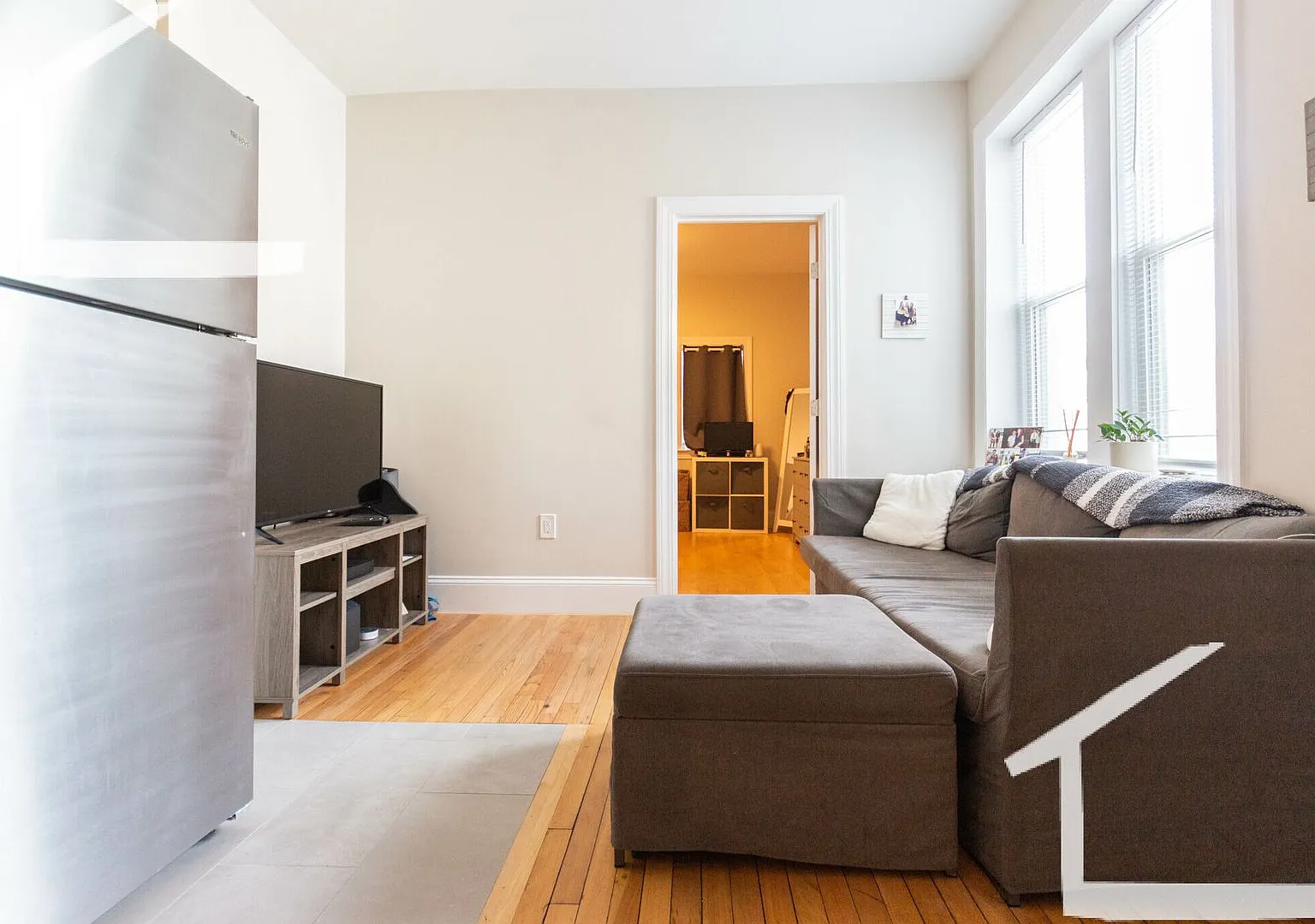 Small 2 Bed In Allston.... Price Reflect The Size Of The Apartment — Photo 3