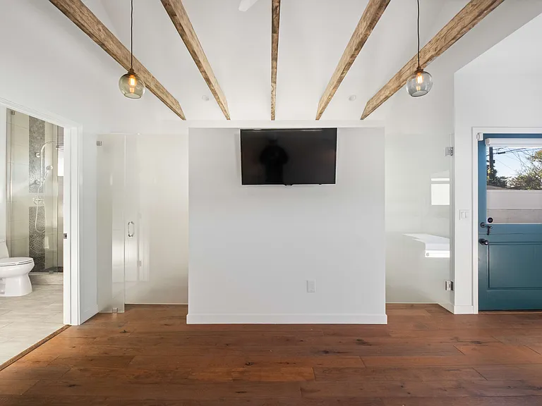 2813 Military Ave — Photo 27