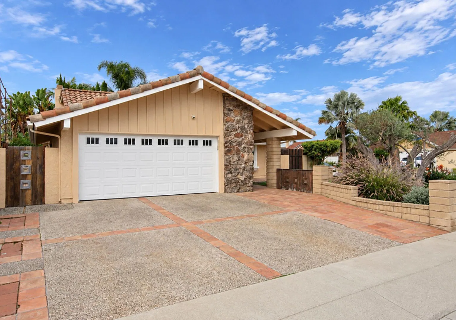 Huntington Beach Beauty with Impressive Indoor/Outdoor Space — Photo 3