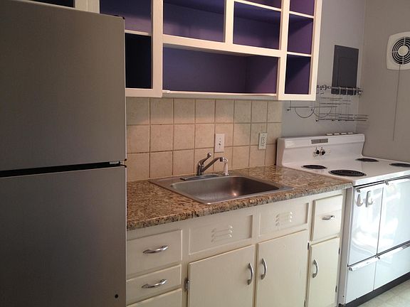 Kitchen - garbage disposal, granite countertop, great vintage stove, stainless fridge