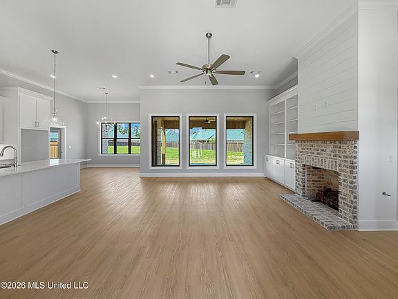 3rd image of 136 Palace Xing