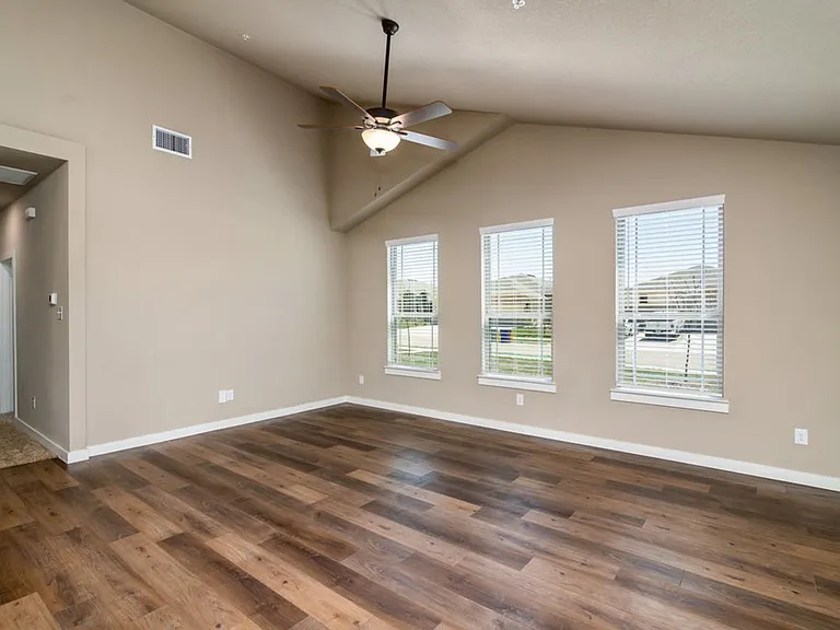 728 Fallow Dr — Photo 3