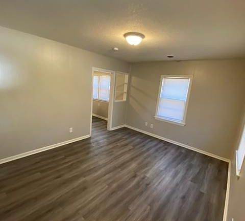 2nd image of 1047 S Glenn Ave