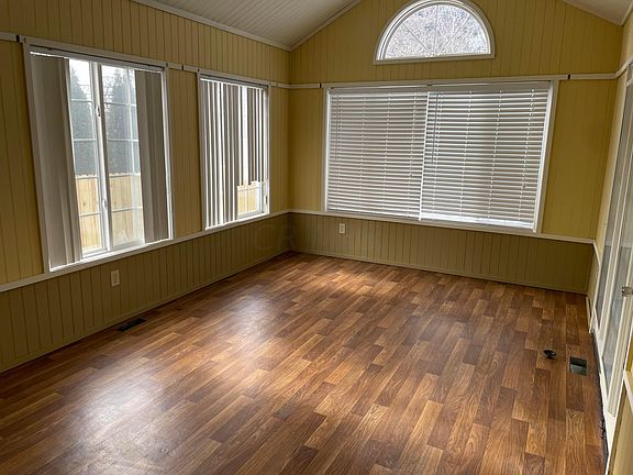 3rd image of 2691 Eastman Ave