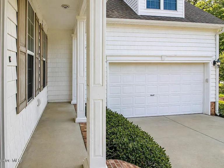 305 Holly Ln — Photo 5
