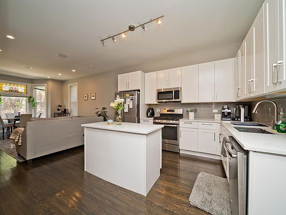 5th image of 1061 W Cornelia Ave APT 1F
