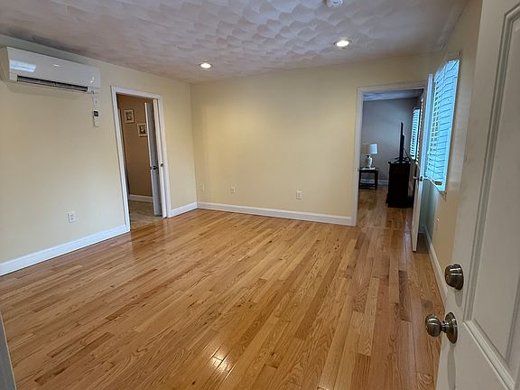 4th image of 19 Kensington Dr #1
