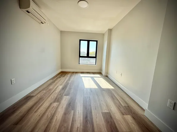 1111 Foster Avenue image 10 of 21