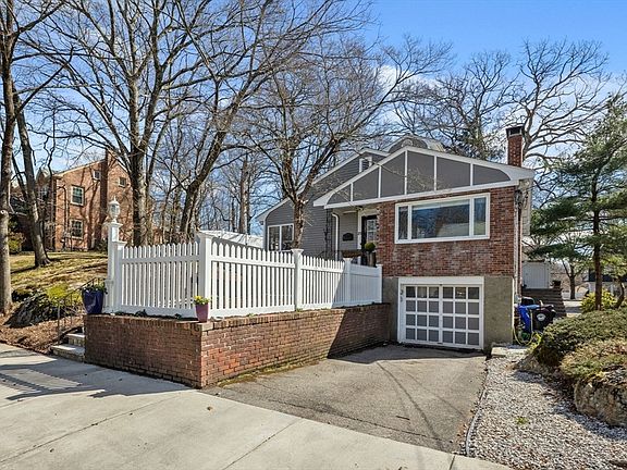 3rd image of 25 Clearwater Rd
