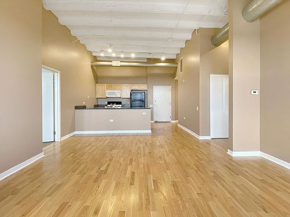 4th image of 4015 N Milwaukee Ave Unit 412