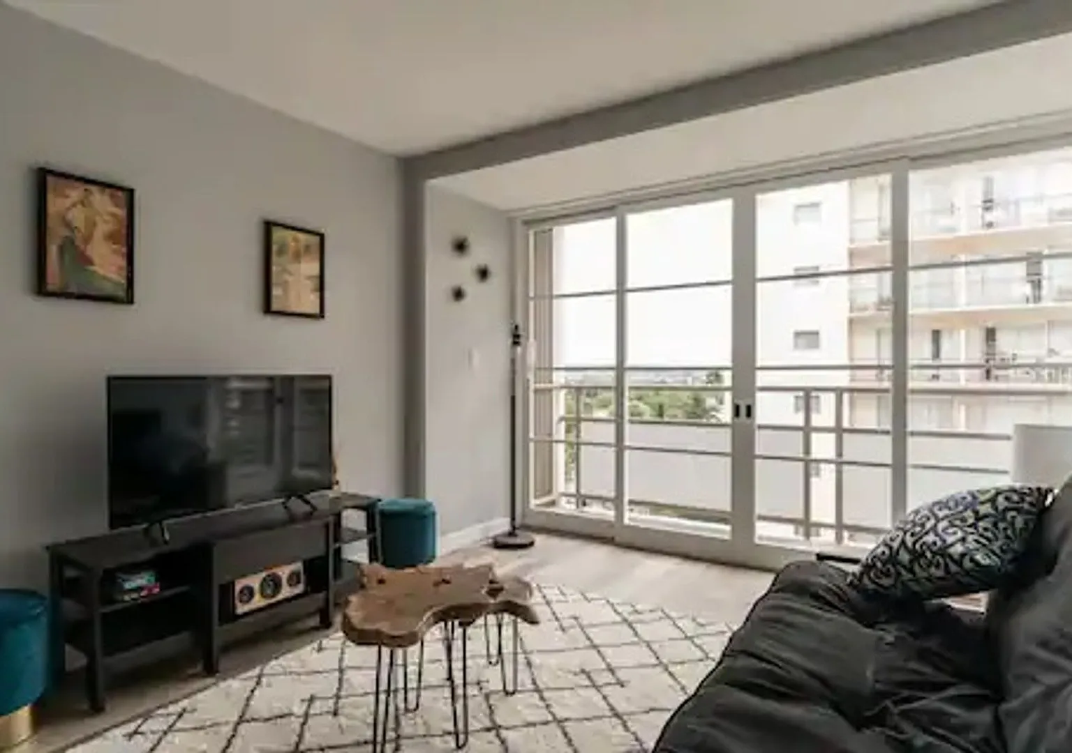 Renovated/ Furnished 1/1- ALL Utilities Included with Parking! — Photo 4