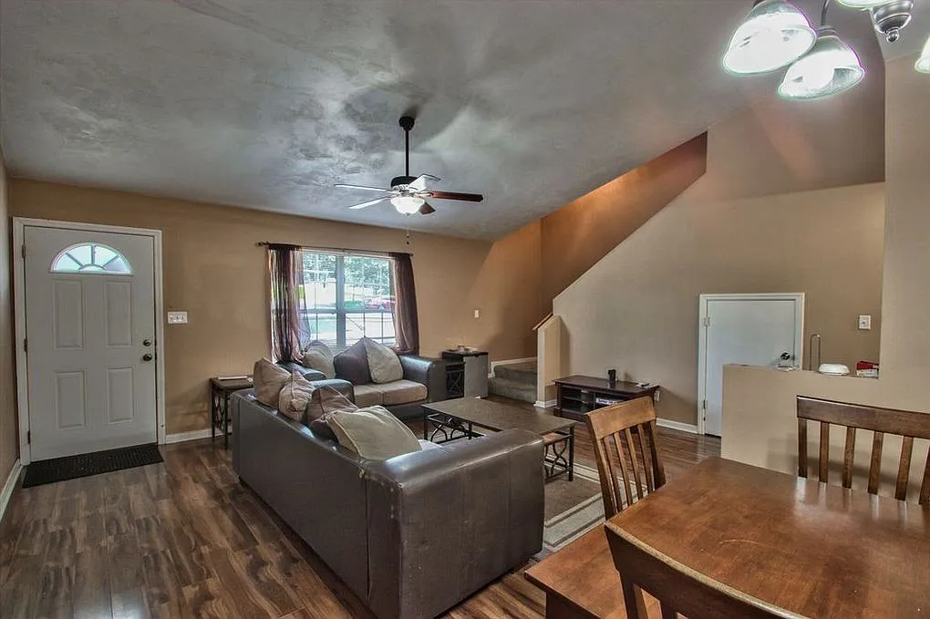 Spacious 3 Bedroom, 3 bath Townhouse! — Photo 3