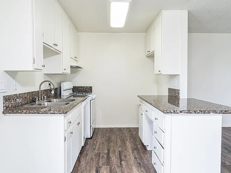 Webster Apartments — Photo 14