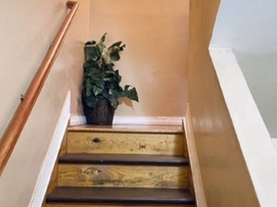 1st image of 725 Fairmount Pl Floor 3