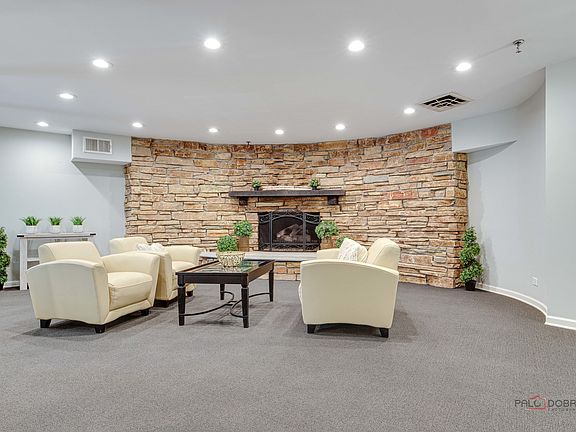 3rd image of 250 W Parliament Pl APT 402