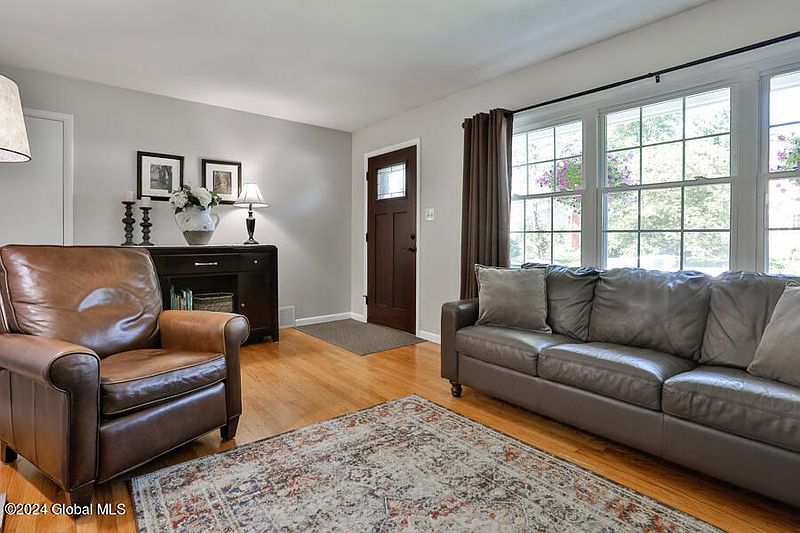 4th image of 36 Glendale Road