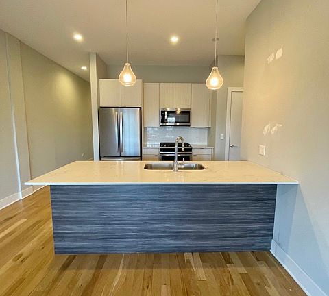 2nd image of 4555 N Ravenswood Ave #202