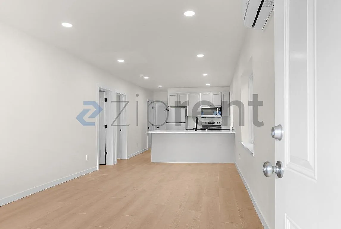 3 bed, 1040 sqft, $3,300 — Photo 2