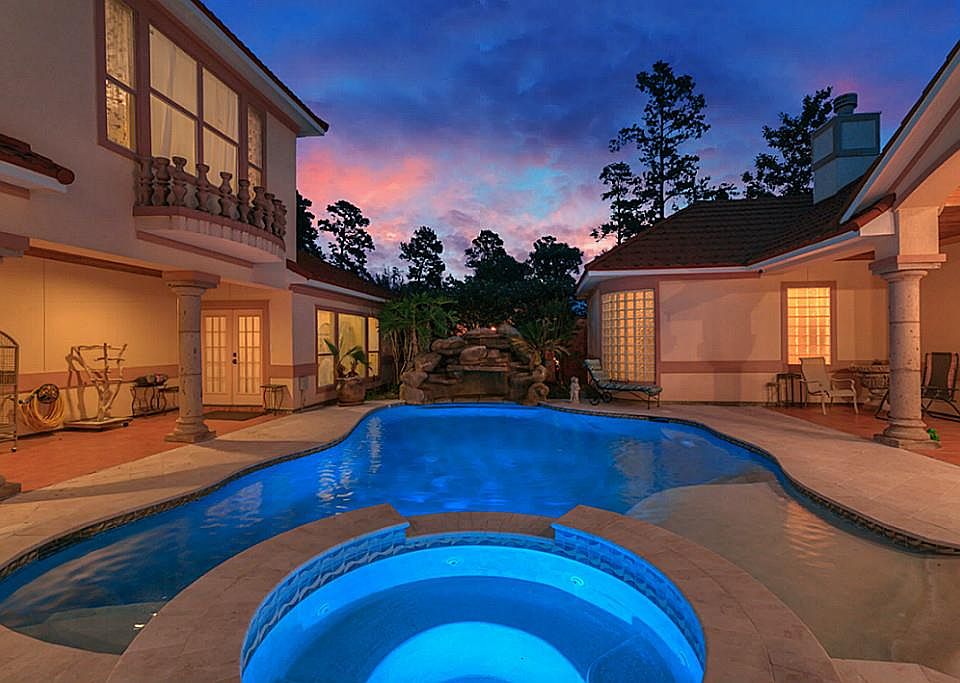1st image of 15473 Crown Oaks Dr