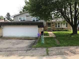 7 W Oak St, Lake In The Hills, IL 60156