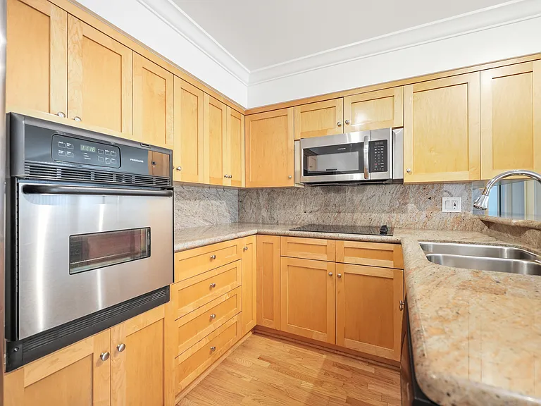 616 N Flores — Photo 12