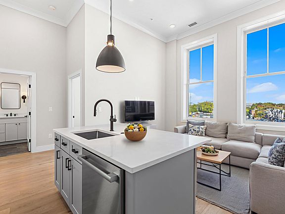 2nd image of 4-8 Franklin St #302