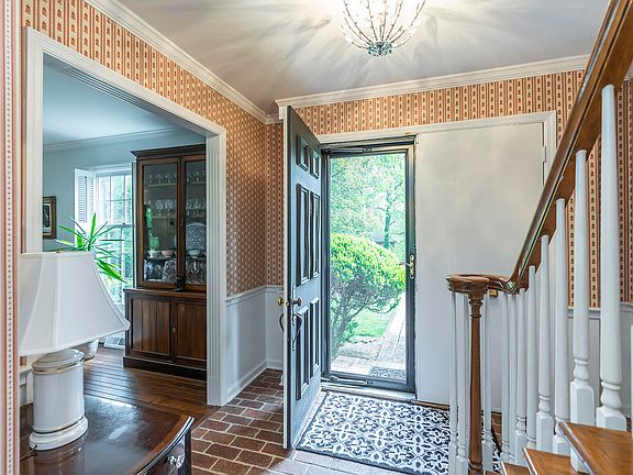 3rd image of 2024 Lakeside Dr