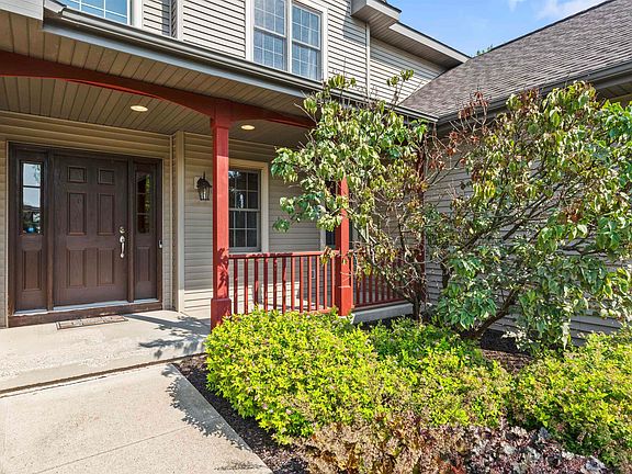 2nd image of 822 Woods Glen Ct