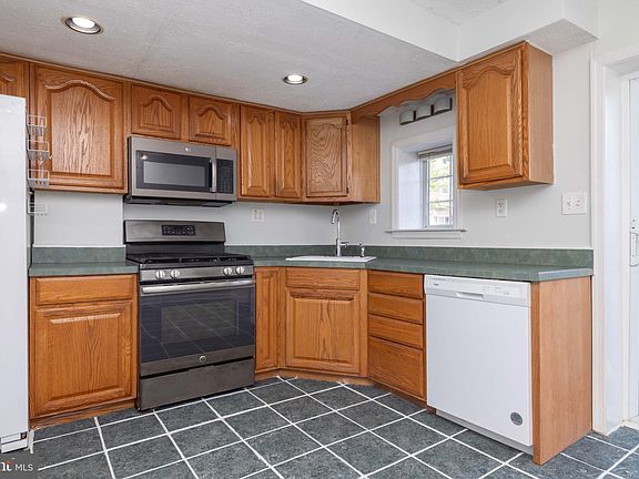 2nd image of 1017 Baltimore Ave