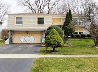 8111 Leawood Ln, Woodridge, IL 60517