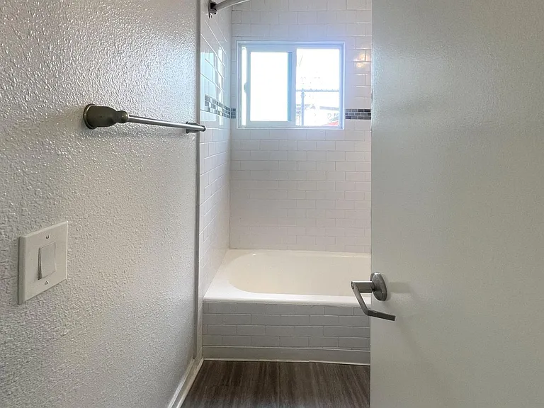 Alex Court Apartments — Photo 28