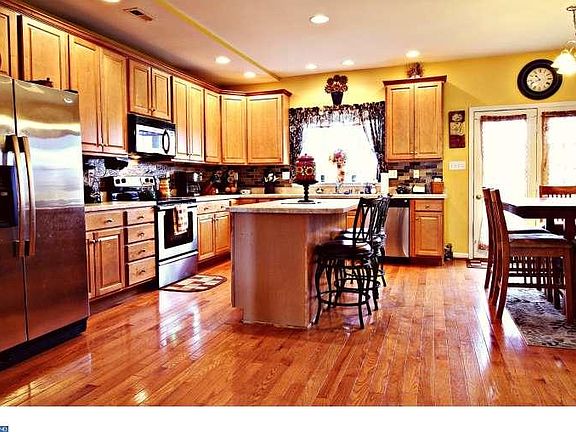 4th image of 101 Peachtree Ln