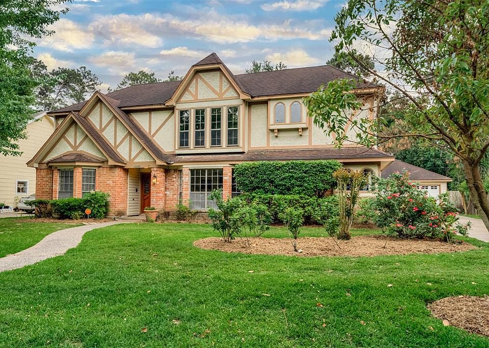 Welcome to the beautiful well established neighborhood of Lakewood Forest which is known for its Majestic Oak trees, beautifully landscaped medians, quiet surroundings and quick access to local hike and bike trails. This home is nestled in among matu