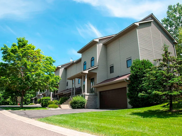 Oaks Lincoln Townhomes — Photo 19