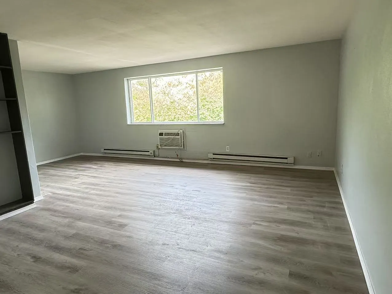 3401 Woodman Dr — Photo 2