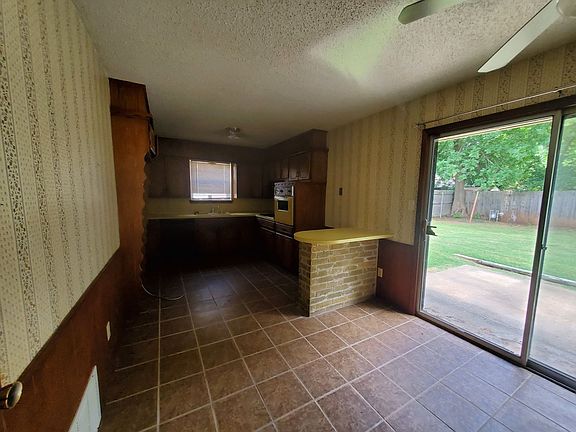 4th image of 1623 Surrey Dr