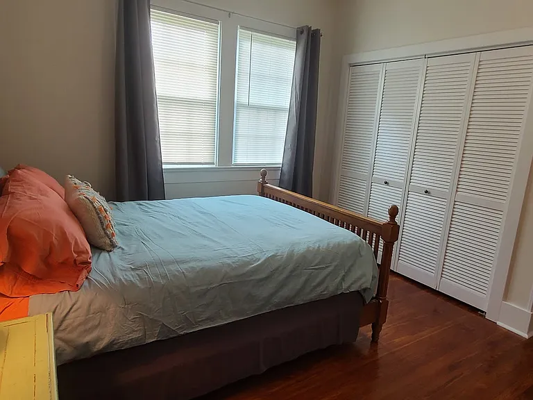 Queen bedroom with large bifold door closet.