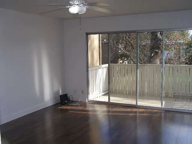 2 bed, 1.5 bath, 820 sqft, $2,500 — Photo 3
