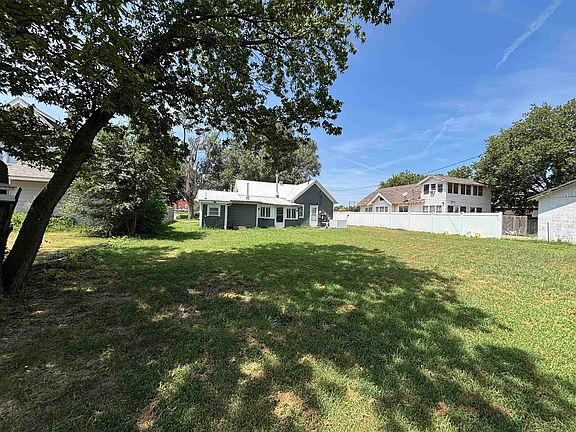 5th image of 714 Topeka St