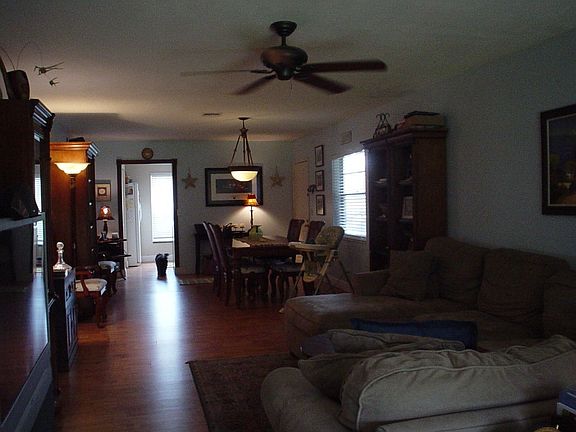 3rd image of 542 SE 5th Cir