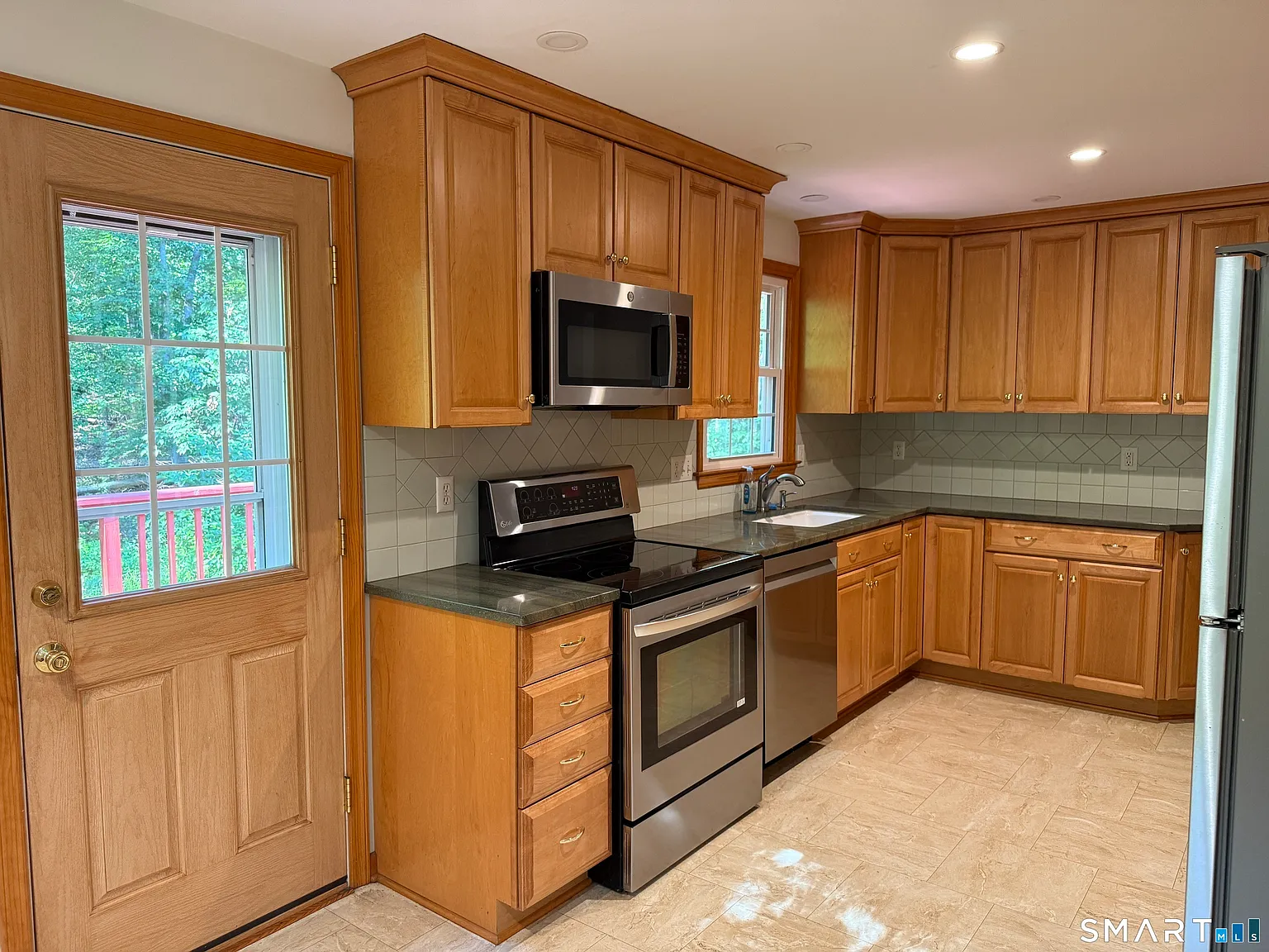 3 bed, 2.5 bath, 1668 sqft, $3,500 — Photo 2