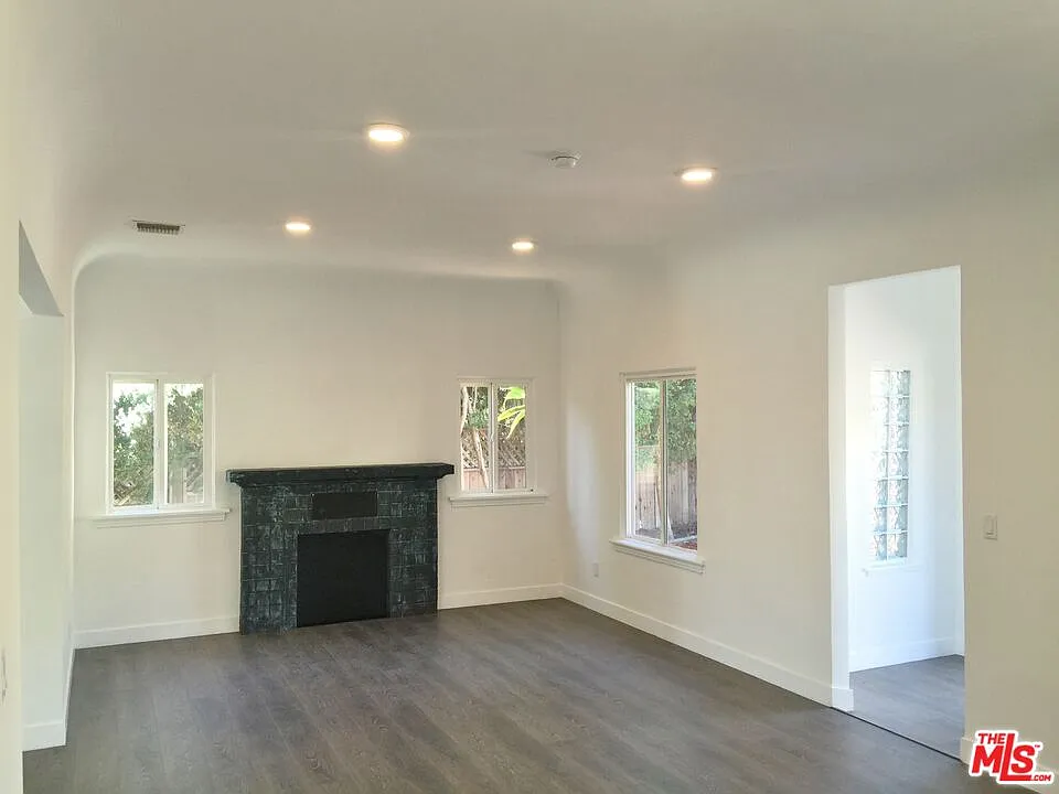 2 bed, 2.0 bath, 1465 sqft, $7,200 — Photo 3