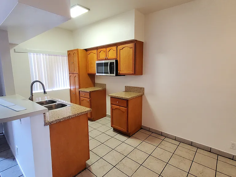 855 W 102nd St #7 — Photo 7