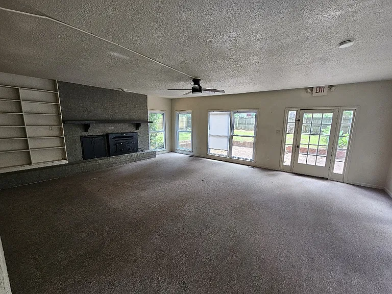327 N Main St — Photo 8